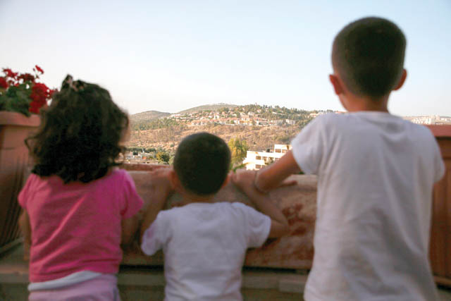 Children from the Palestinian village of Deir Ibzi, west of Ramallah in the Israeli-occupied West Bank, look at the Jewish settlement of Dolev on Wednesday (AFP photo)